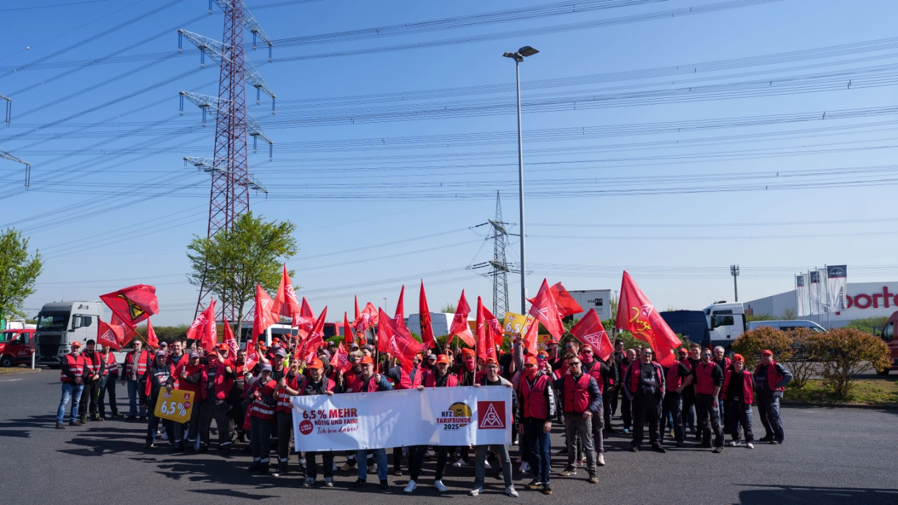 Demonstrationsmarsch im Industriegebiet in Frechen mit anschließender Kundgebung in der Frechener Fußgängerzone.