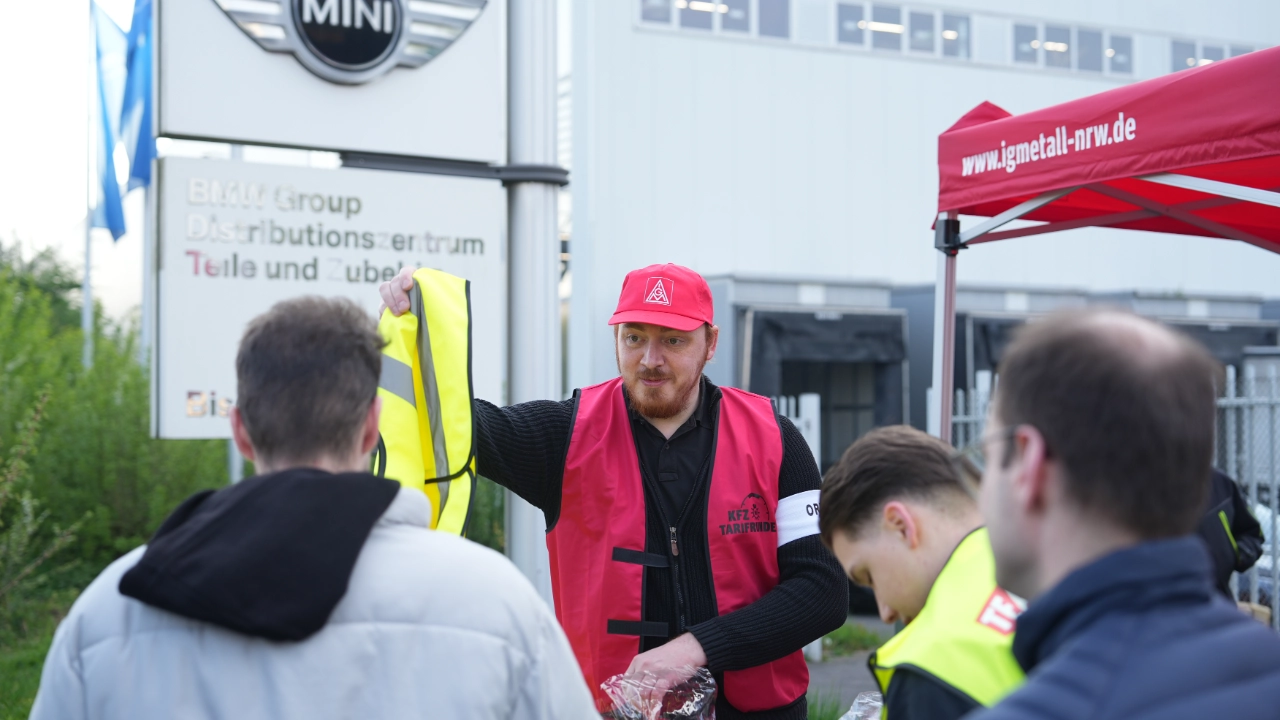 Zweiter Warnstreiktag der KFZ-Tarifrunde 2025. Große Warnstreikaktion am Ersatzteilcentrum der BMW AG in Krefeld.