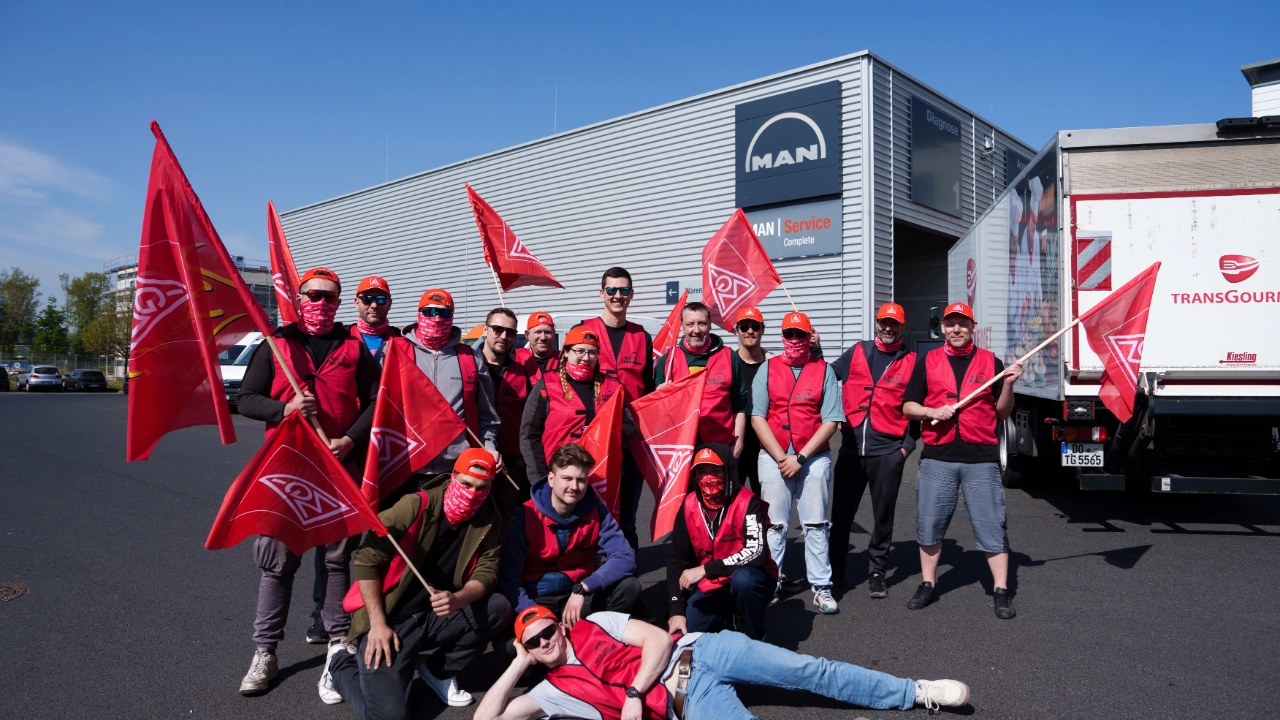 Demonstrationsmarsch im Industriegebiet in Frechen mit anschließender Kundgebung in der Frechener Fußgängerzone.