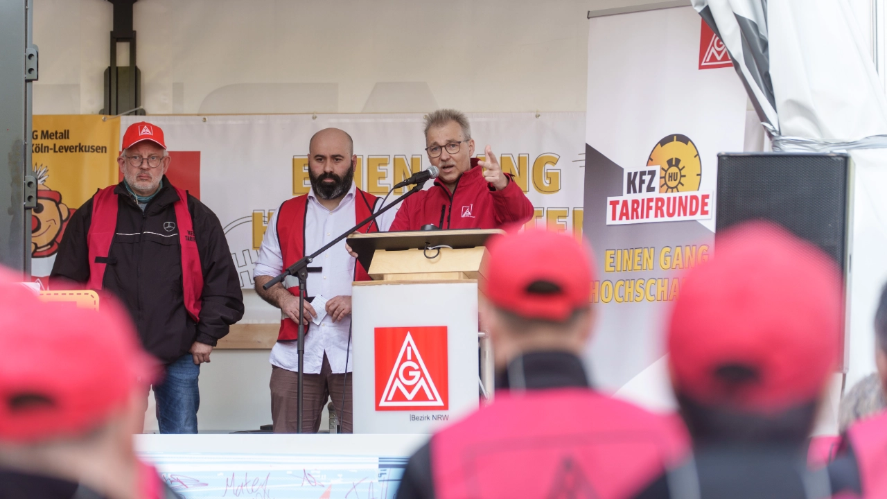 Warnstreikauftakt der KFZ-Tarifrunde 2025 mit einer Aktion am Hans-Böckler-Platz in Köln.