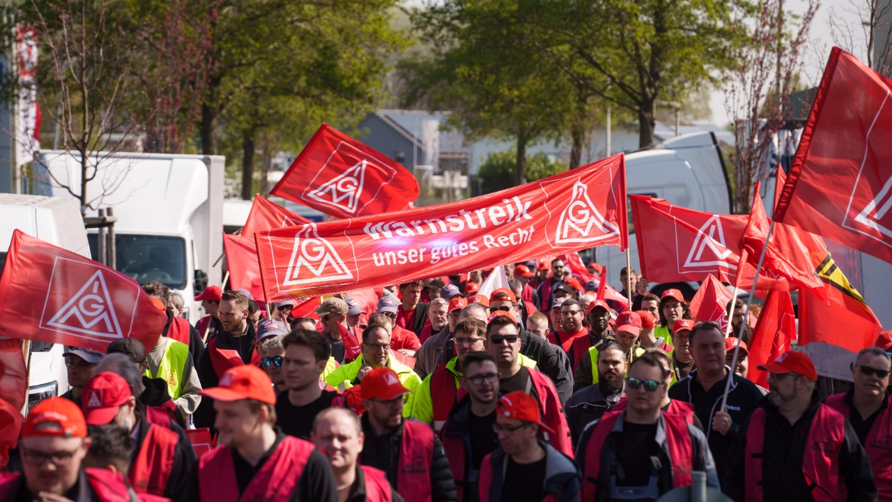 Demonstrationsmarsch im Industriegebiet in Frechen mit anschließender Kundgebung in der Frechener Fußgängerzone.