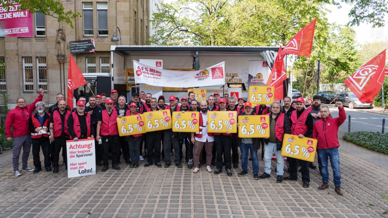 Warnstreikauftakt der KFZ-Tarifrunde 2025 mit einer Aktion am Hans-Böckler-Platz in Köln.
