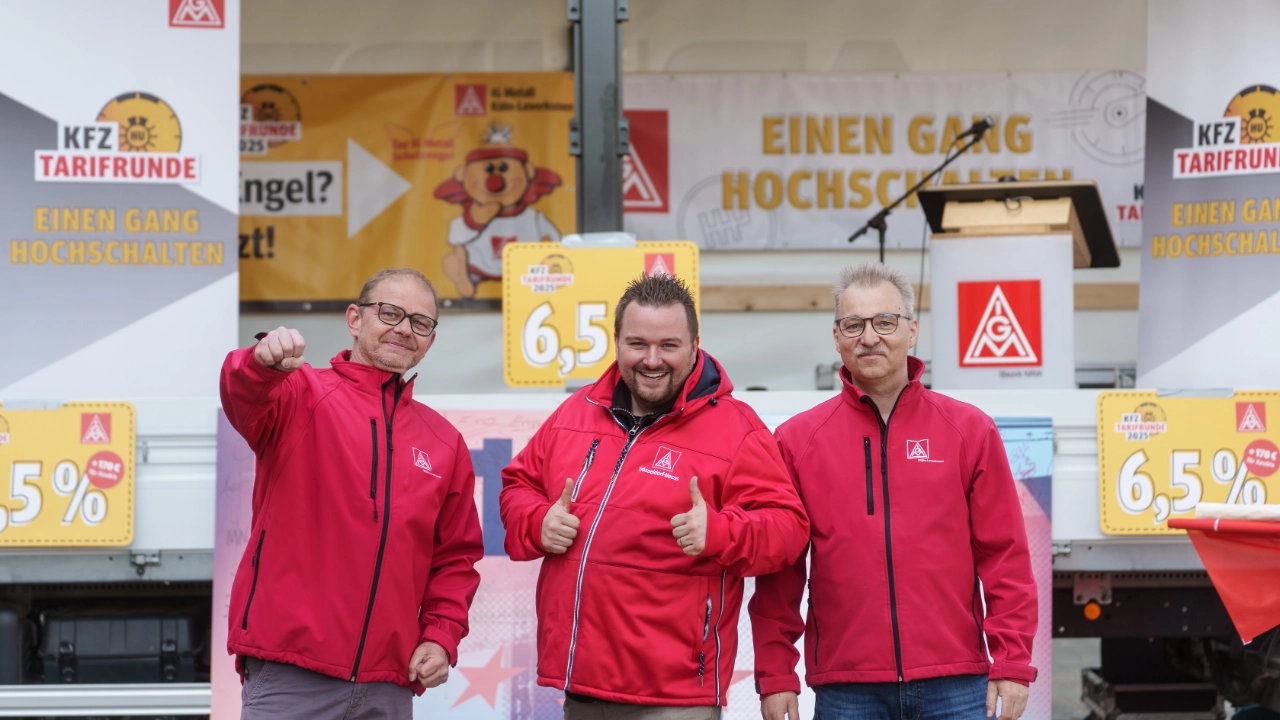 Warnstreikauftakt der KFZ-Tarifrunde 2025 mit einer Aktion am Hans-Böckler-Platz in Köln.