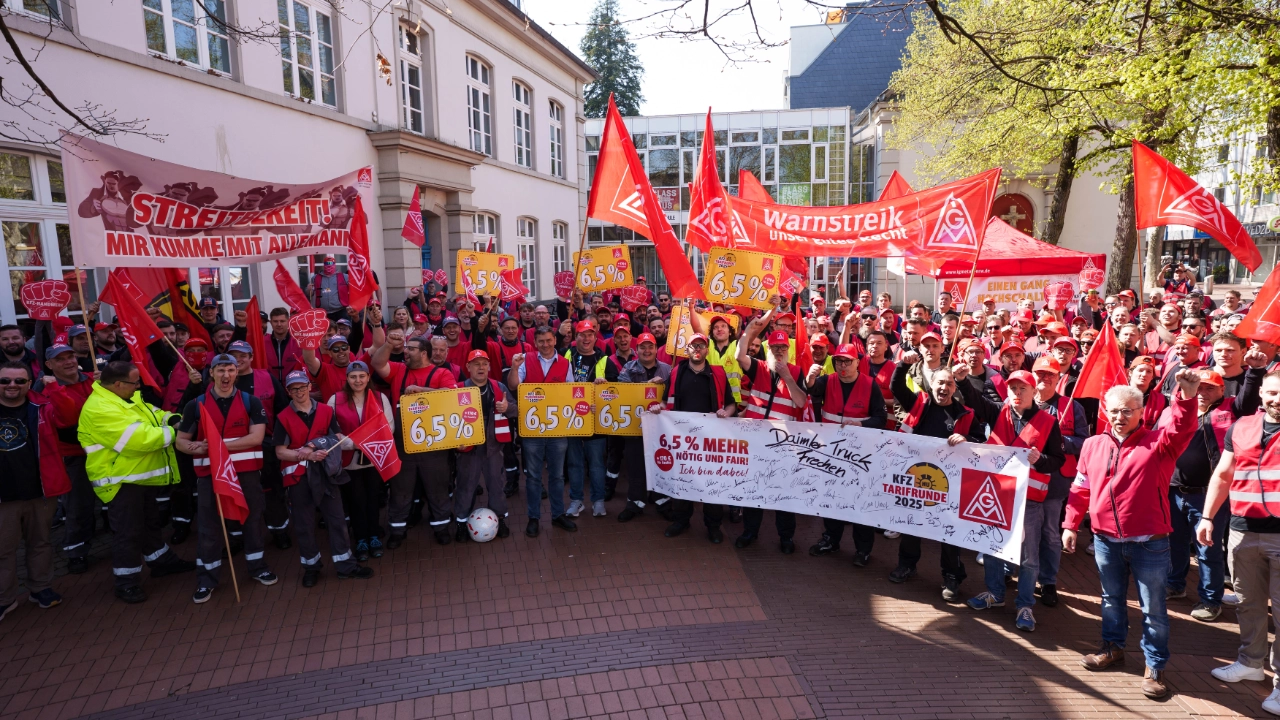 Demonstrationsmarsch im Industriegebiet in Frechen mit anschließender Kundgebung in der Frechener Fußgängerzone.