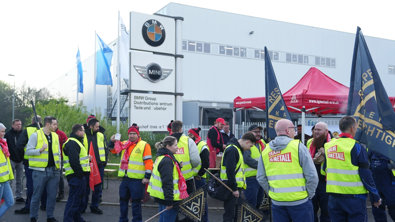Zweiter Warnstreiktag der KFZ-Tarifrunde 2025. Große Warnstreikaktion am Ersatzteilcentrum der BMW AG in Krefeld.