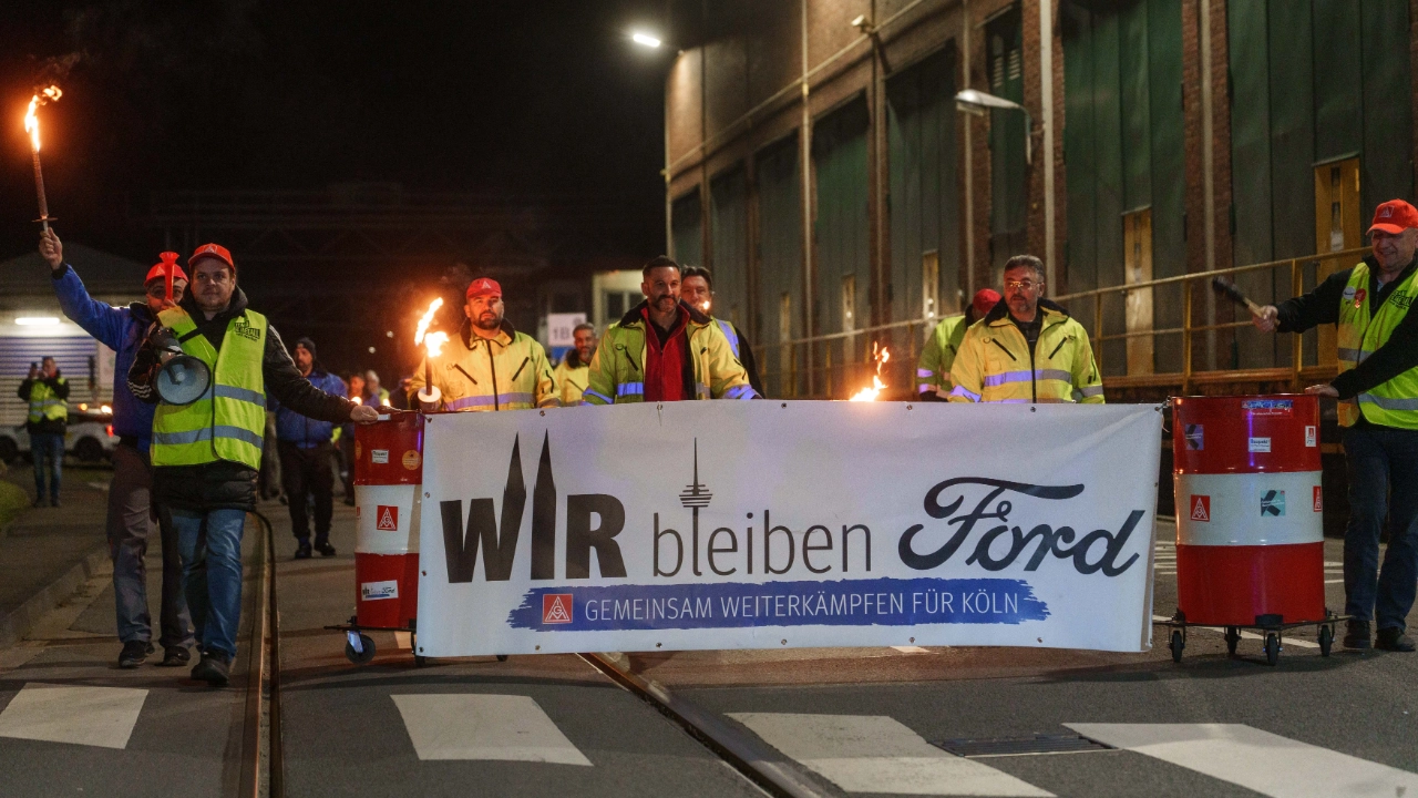 Ford-Nachtschicht-Warnstreik Banner und Trommeln