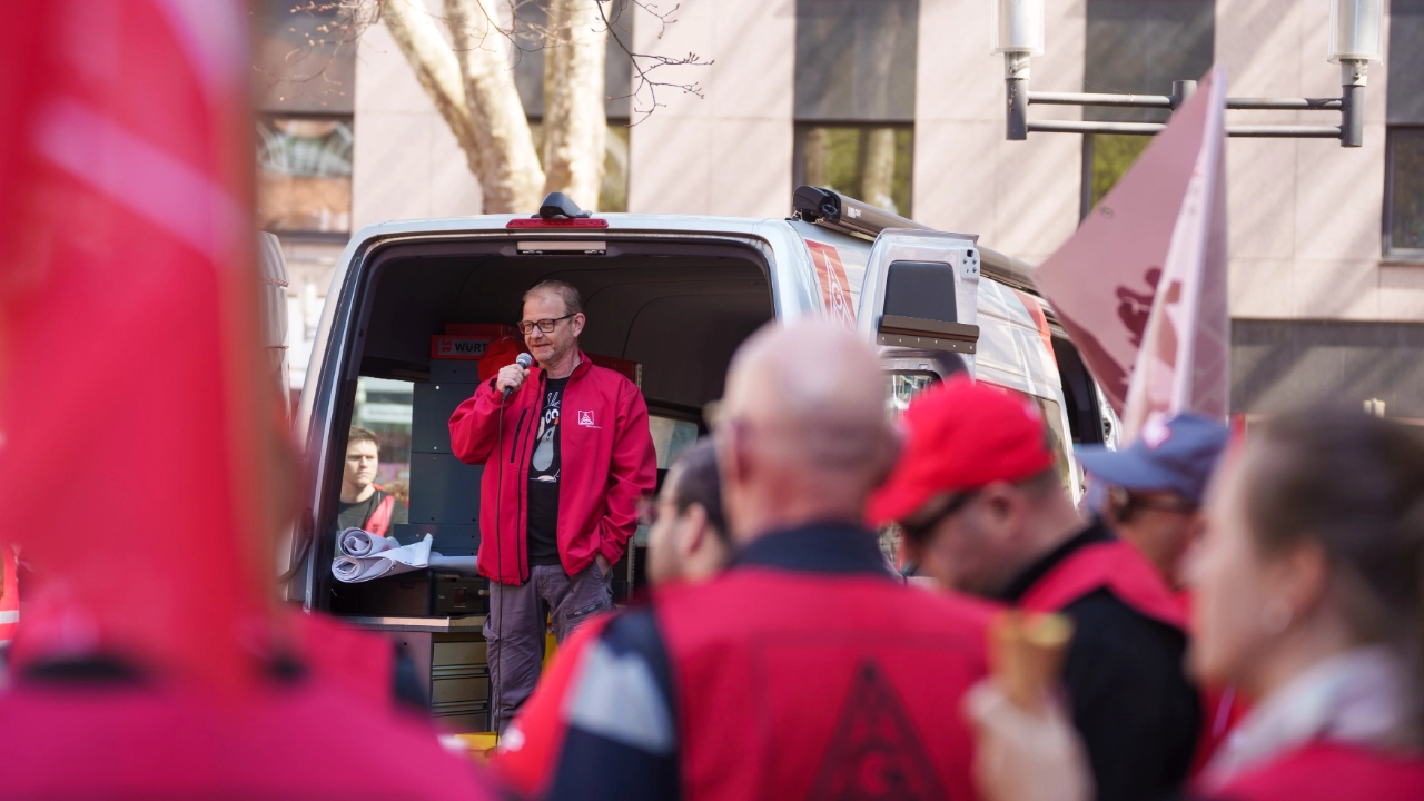 Demonstrationsmarsch im Industriegebiet in Frechen mit anschließender Kundgebung in der Frechener Fußgängerzone.