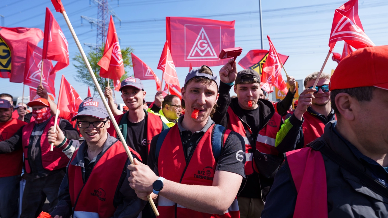 Demonstrationsmarsch im Industriegebiet in Frechen mit anschließender Kundgebung in der Frechener Fußgängerzone.