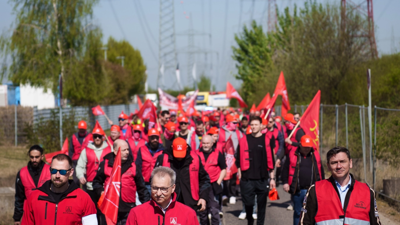 Demonstrationsmarsch im Industriegebiet in Frechen mit anschließender Kundgebung in der Frechener Fußgängerzone.