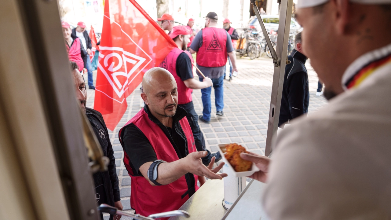 Warnstreikauftakt der KFZ-Tarifrunde 2025 mit einer Aktion am Hans-Böckler-Platz in Köln.