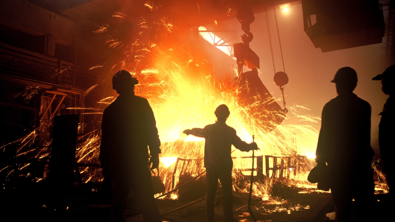Stahlarbeiter in einem Stahlwerk
