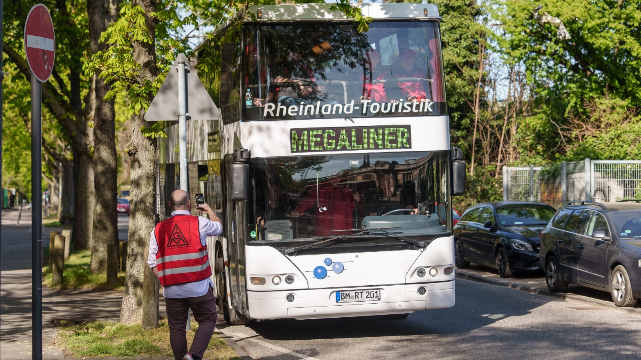 Warnstreikauftakt der KFZ-Tarifrunde 2025 mit einer Aktion am Hans-Böckler-Platz in Köln.