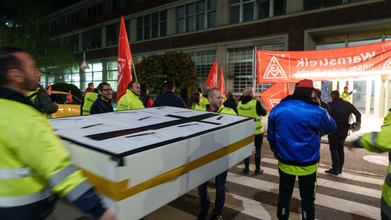 Ford-Aktion-Grabstein-Nacht-Sarg