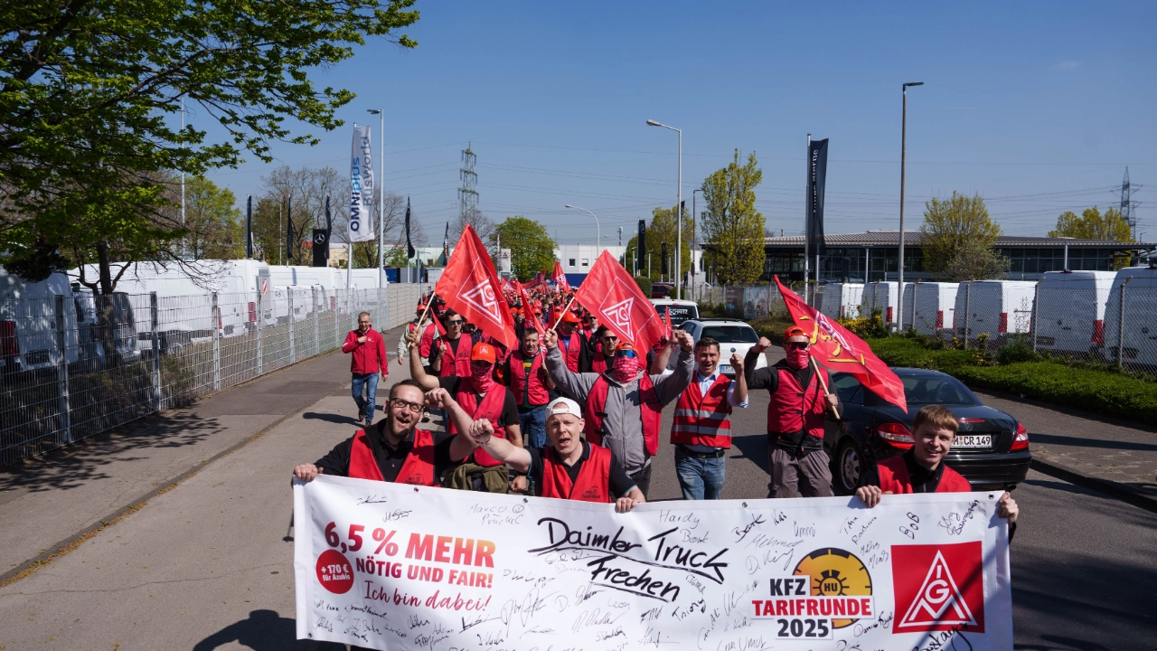 Demonstrationsmarsch im Industriegebiet in Frechen mit anschließender Kundgebung in der Frechener Fußgängerzone.