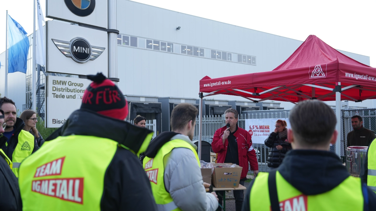 Zweiter Warnstreiktag der KFZ-Tarifrunde 2025. Große Warnstreikaktion am Ersatzteilcentrum der BMW AG in Krefeld.