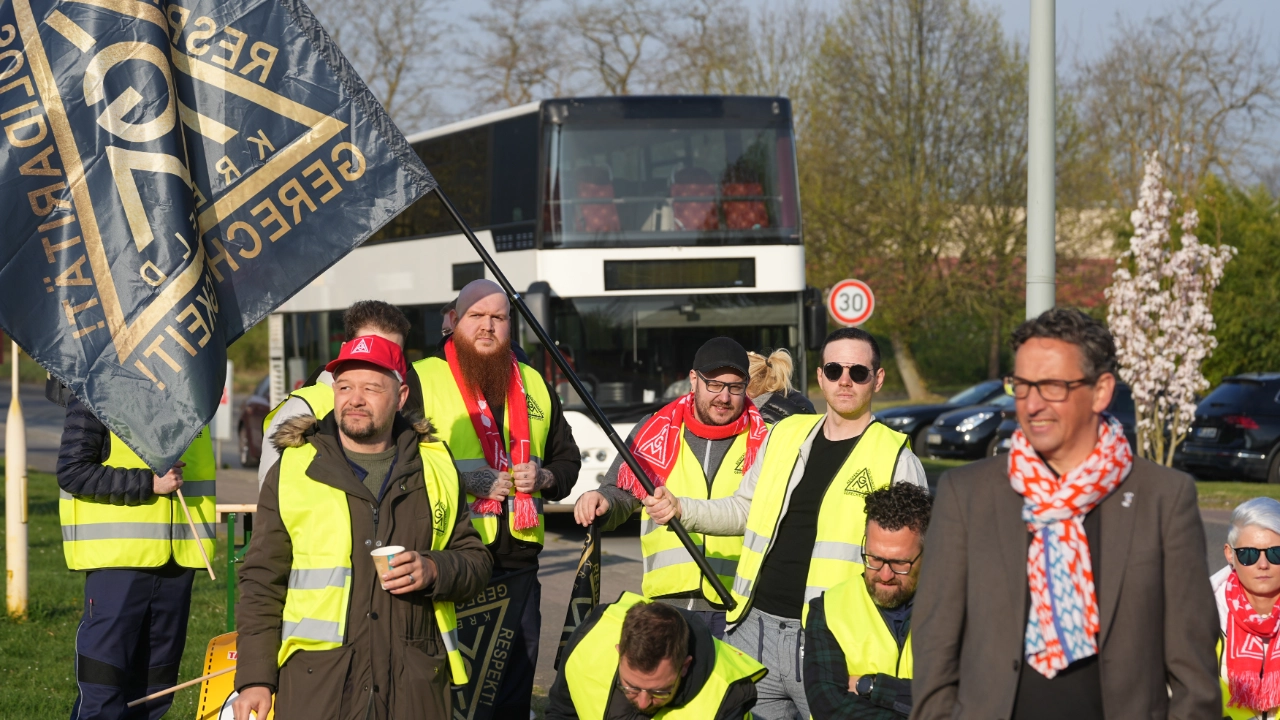 Zweiter Warnstreiktag der KFZ-Tarifrunde 2025. Große Warnstreikaktion am Ersatzteilcentrum der BMW AG in Krefeld.