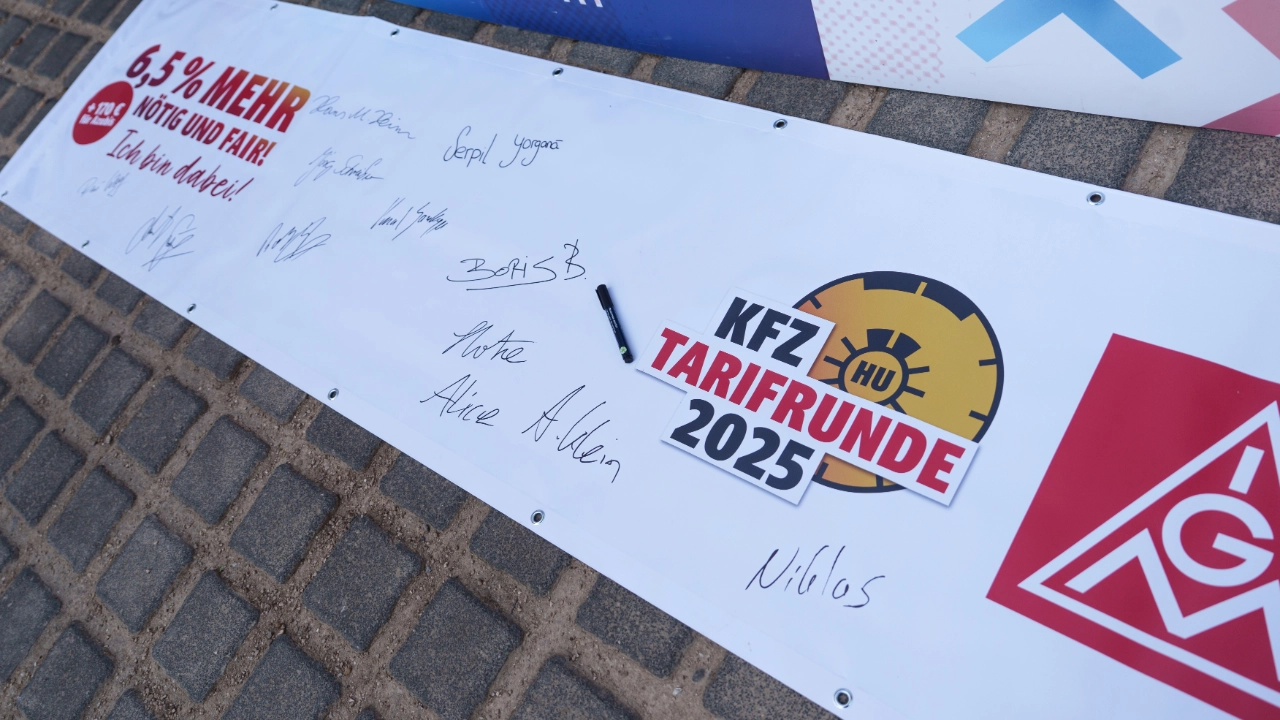 Warnstreikauftakt der KFZ-Tarifrunde 2025 mit einer Aktion am Hans-Böckler-Platz in Köln.