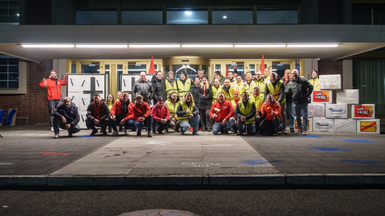 Ford-Aktion-Grabstein-Nacht-Gruppenbild