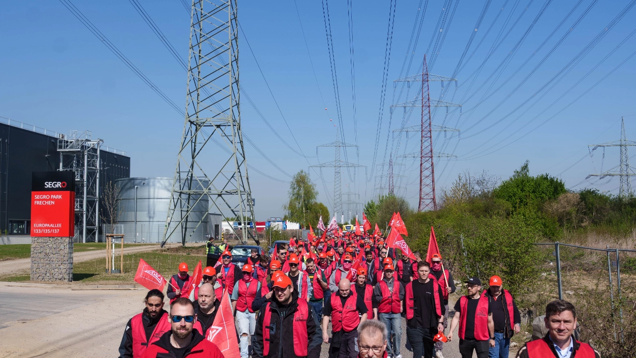 Demonstrationsmarsch im Industriegebiet in Frechen mit anschließender Kundgebung in der Frechener Fußgängerzone.