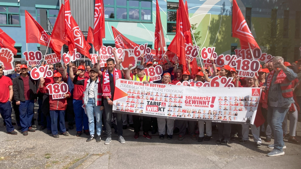 Warnstreik Aktion in Bottrop bei MEWA. Über 150 Kolleginnen und Kollegen haben sich von 10 Uhr bis 12:00 Uhr am Warnstreik beteiligt. Auch unsere Verhandlungsführerin Miriam Bürger und der Kollege Marc Otten aus dem Bezirk NRW haben die Tarifforderungen gestärkt. Wir fordern weiterhin 6% mehr Lohn oder 180 Euro sowie ein besseres Angebot der Altersteilzeit.  