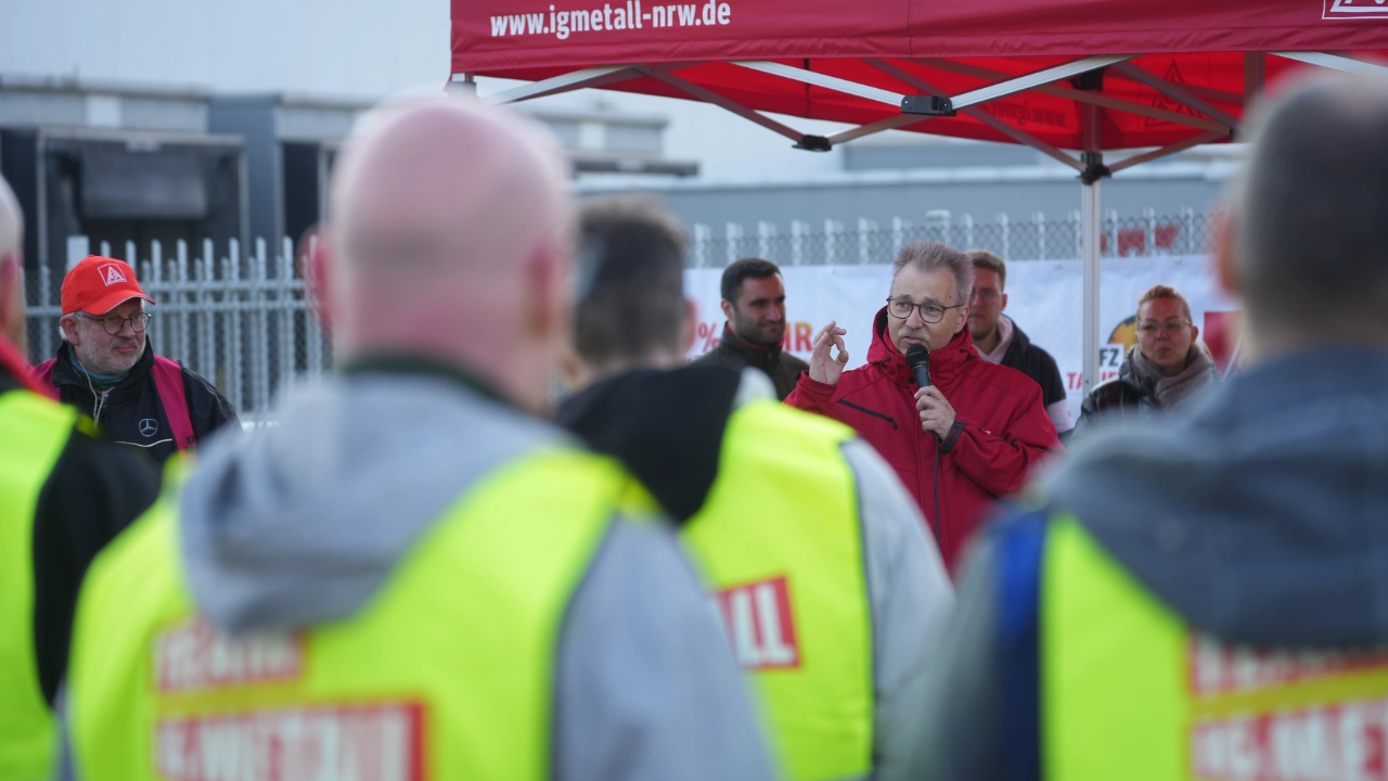Zweiter Warnstreiktag der KFZ-Tarifrunde 2025. Große Warnstreikaktion am Ersatzteilcentrum der BMW AG in Krefeld.