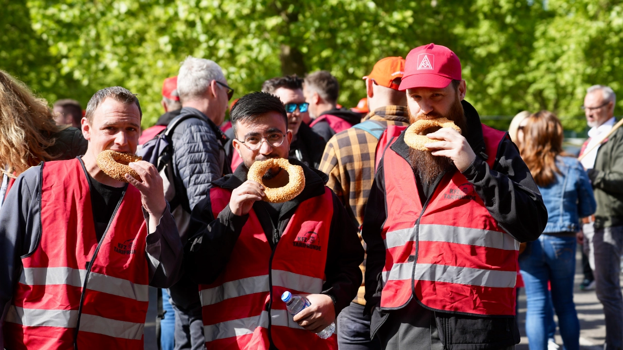 Warnstreik Kfz-Tarifrunde am 8. Mai 2025 in Neuss