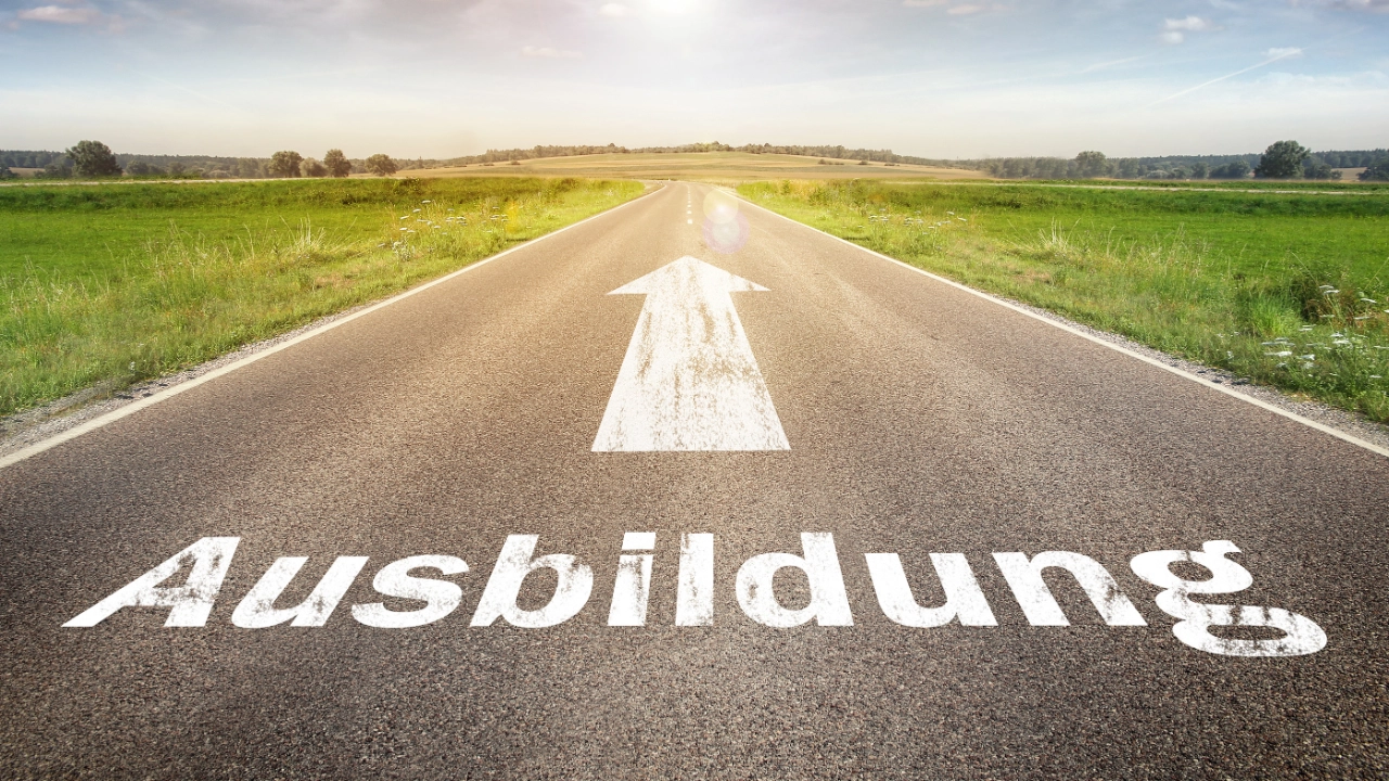 Ausbildung weißt zum Horizont auf einer langen Straße