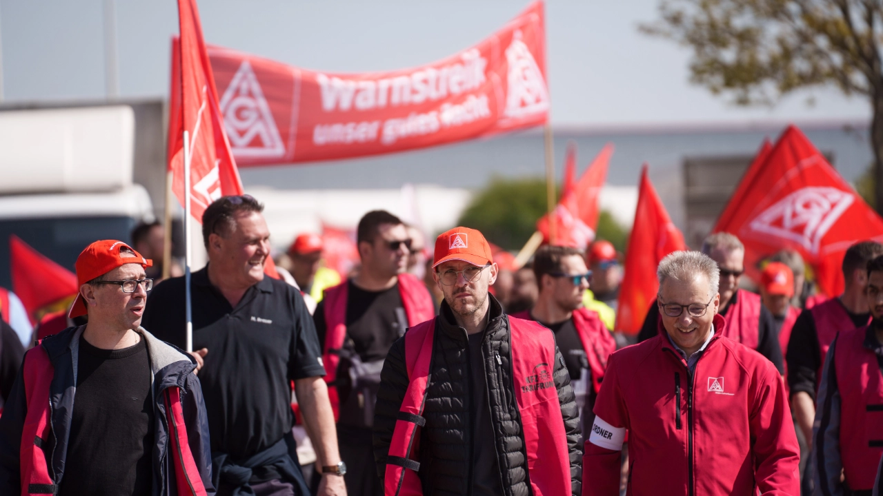 Demonstrationsmarsch im Industriegebiet in Frechen mit anschließender Kundgebung in der Frechener Fußgängerzone.