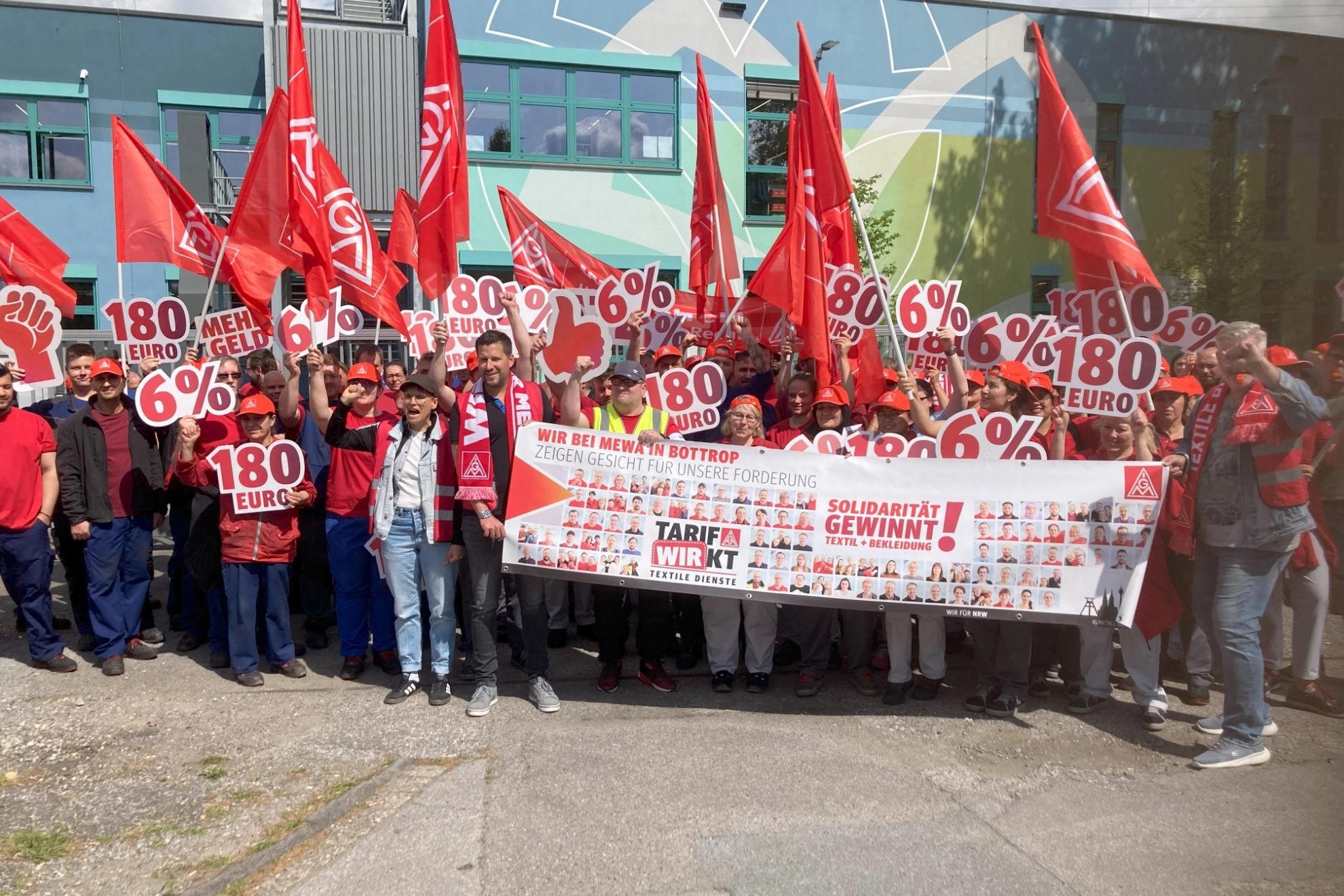 Warnstreik Aktion in Bottrop bei MEWA. Über 150 Kolleginnen und Kollegen haben sich von 10 Uhr bis 12:00 Uhr am Warnstreik beteiligt. Auch unsere Verhandlungsführerin Miriam Bürger und der Kollege Marc Otten aus dem Bezirk NRW haben die Tarifforderungen gestärkt. Wir fordern weiterhin 6% mehr Lohn oder 180 Euro sowie ein besseres Angebot der Altersteilzeit.  