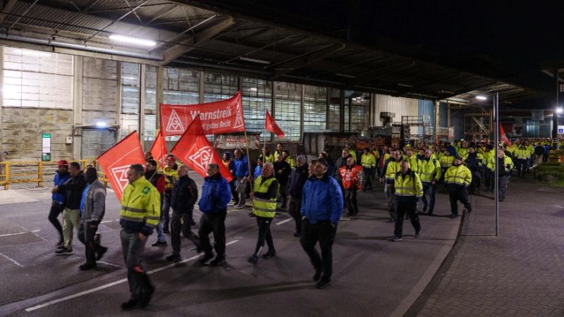 Ford-Aktion-Grabstein-Nacht-Marsch 