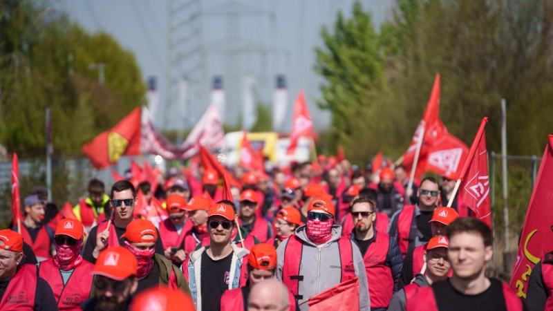 Demonstrationsmarsch im Industriegebiet in Frechen mit anschließender Kundgebung in der Frechener Fußgängerzone.