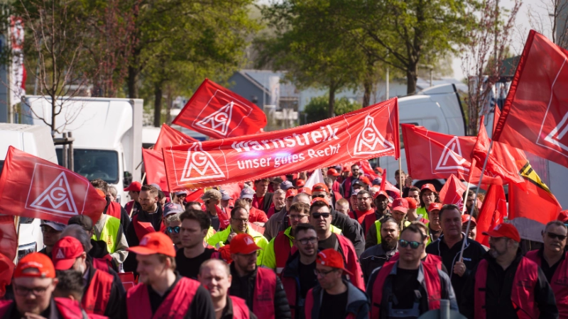 Demonstrationsmarsch im Industriegebiet in Frechen mit anschließender Kundgebung in der Frechener Fußgängerzone.