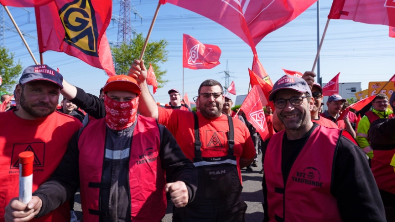 Demonstrationsmarsch im Industriegebiet in Frechen mit anschließender Kundgebung in der Frechener Fußgängerzone.