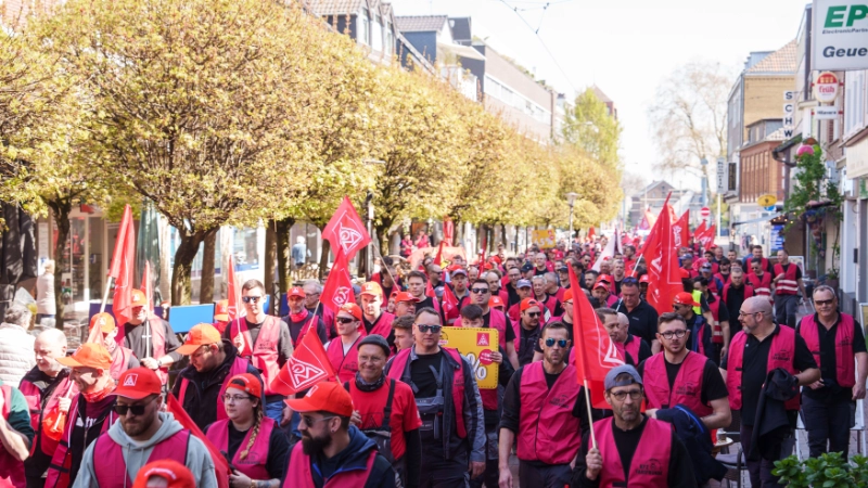 Demonstrationsmarsch im Industriegebiet in Frechen mit anschließender Kundgebung in der Frechener Fußgängerzone.