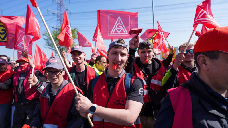 Demonstrationsmarsch im Industriegebiet in Frechen mit anschließender Kundgebung in der Frechener Fußgängerzone.