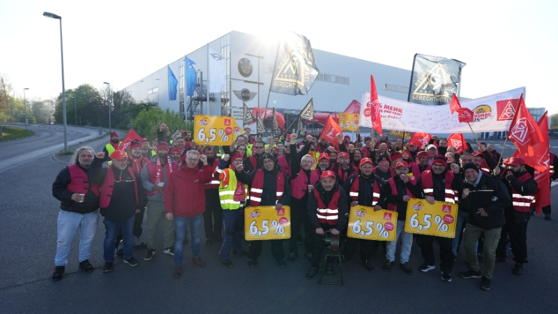 Zweiter Warnstreiktag der KFZ-Tarifrunde 2025. Große Warnstreikaktion am Ersatzteilcentrum der BMW AG in Krefeld.