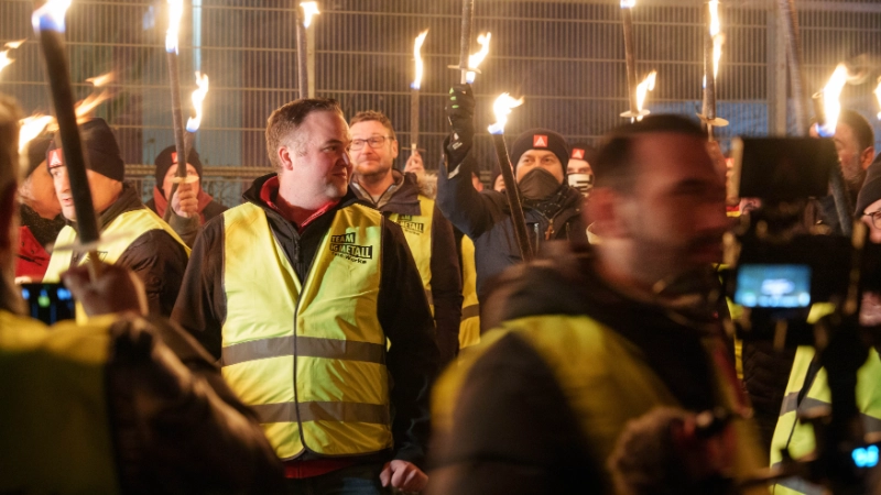 Aufstellung zur Aktion mit Fackeln