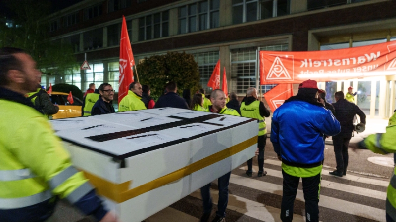 Ford-Aktion-Grabstein-Nacht-Sarg
