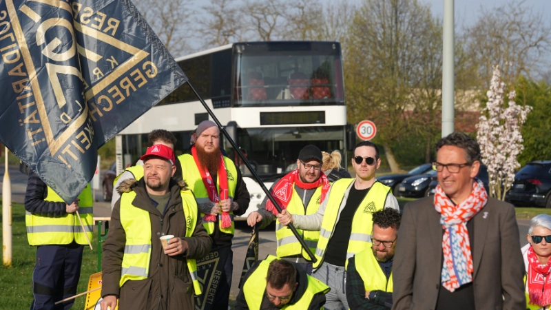 Zweiter Warnstreiktag der KFZ-Tarifrunde 2025. Große Warnstreikaktion am Ersatzteilcentrum der BMW AG in Krefeld.