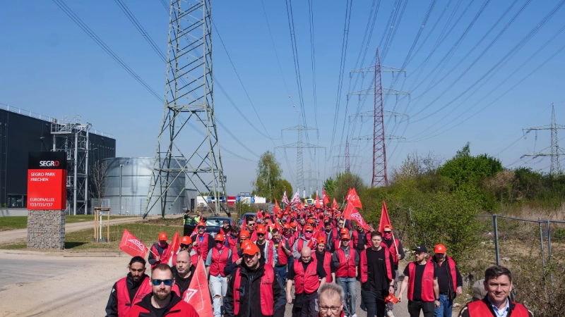 Demonstrationsmarsch im Industriegebiet in Frechen mit anschließender Kundgebung in der Frechener Fußgängerzone.