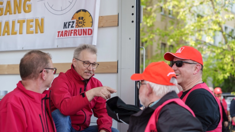 Warnstreikauftakt der KFZ-Tarifrunde 2025 mit einer Aktion am Hans-Böckler-Platz in Köln.
